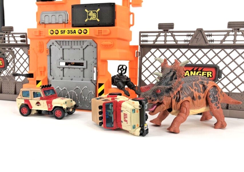 Image Of Autobot JP12 Dennis Nedry From Transformers X Jurassic Park Collaborative  (10 of 12)
