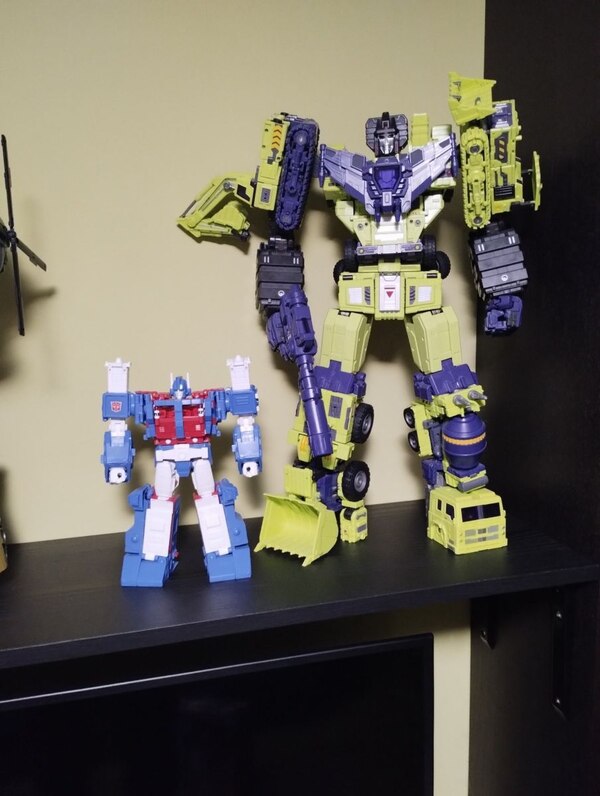 Image Of COMPARED 1986 Commander Ultra Magnus Studio Series Figure Scale  (1 of 15)