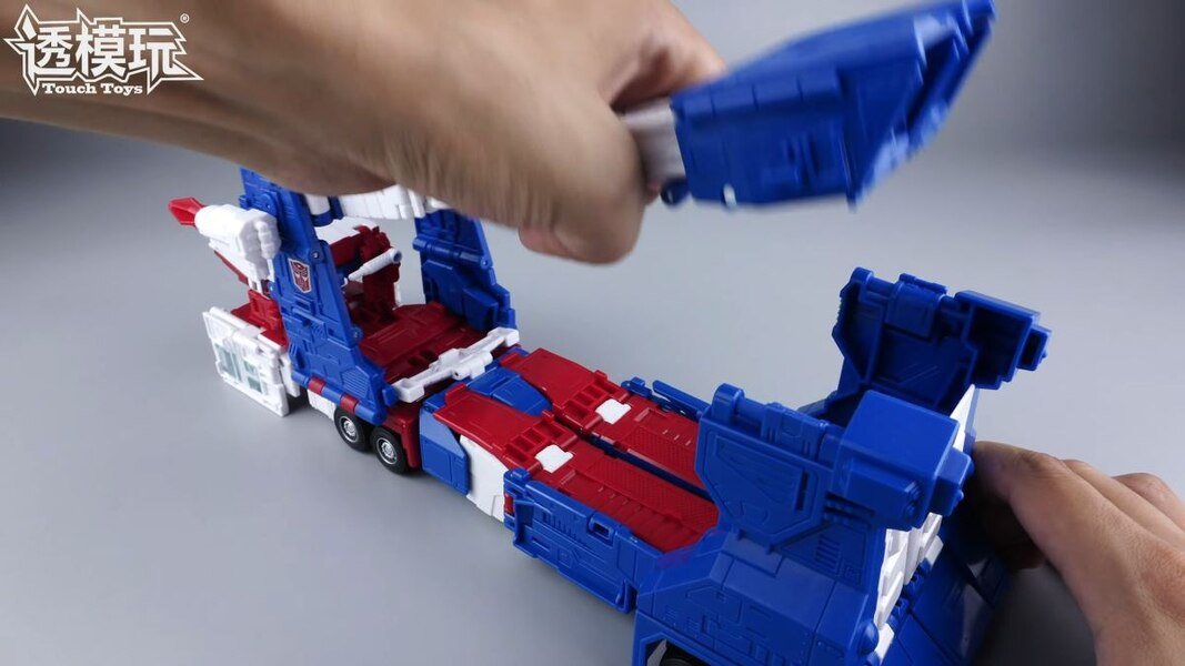 Image Of 1986 Commander Ultra Magnus In Hand Studio Series Transformation  (13 of 68)