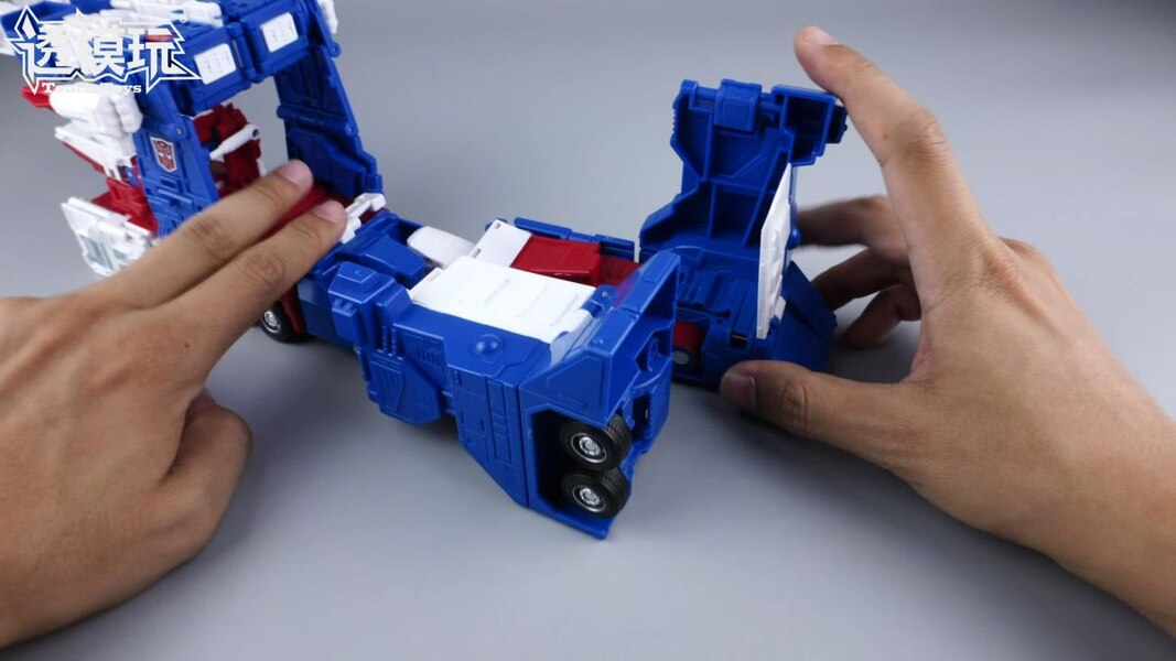 Image Of 1986 Commander Ultra Magnus In Hand Studio Series Transformation  (17 of 68)
