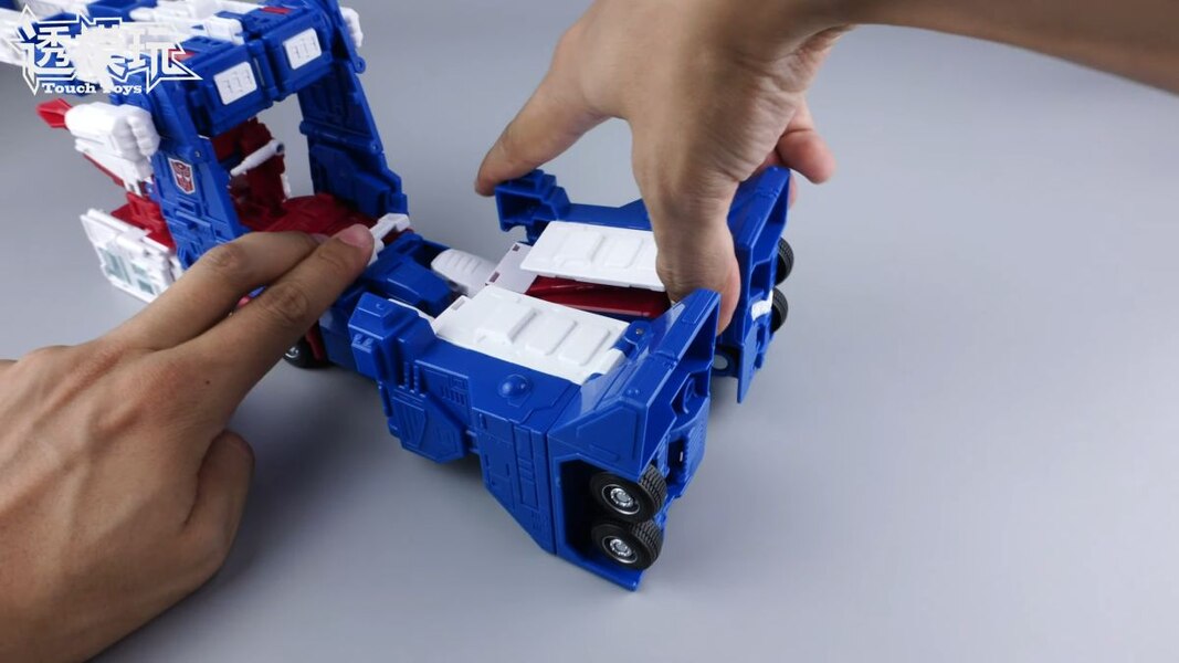 Image Of 1986 Commander Ultra Magnus In Hand Studio Series Transformation  (18 of 68)