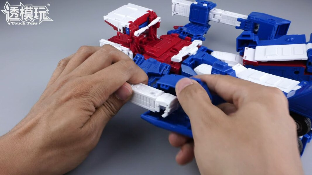 Image Of 1986 Commander Ultra Magnus In Hand Studio Series Transformation  (26 of 68)