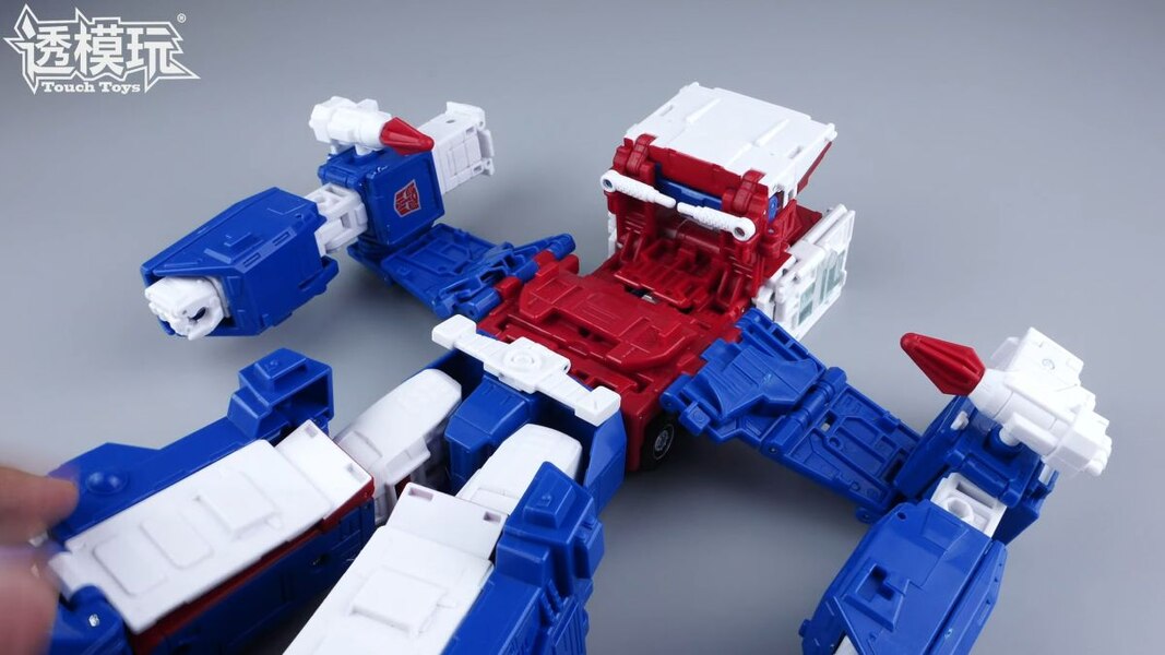 Image Of 1986 Commander Ultra Magnus In Hand Studio Series Transformation  (29 of 68)