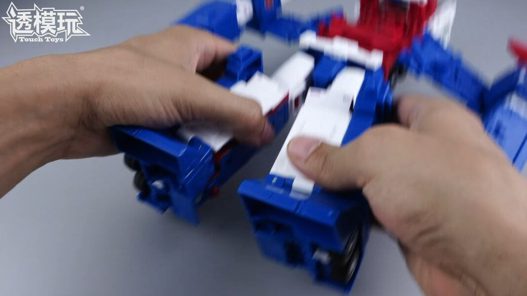 Image Of 1986 Commander Ultra Magnus In Hand Studio Series Transformation  (30 of 68)