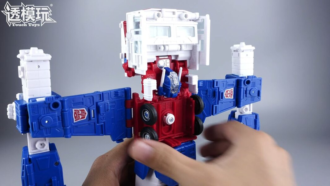 Image Of 1986 Commander Ultra Magnus In Hand Studio Series Transformation  (33 of 68)