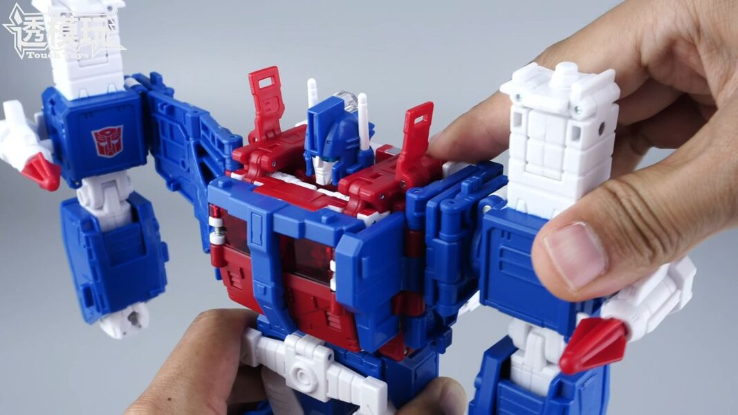Image Of 1986 Commander Ultra Magnus In Hand Studio Series Transformation  (37 of 68)