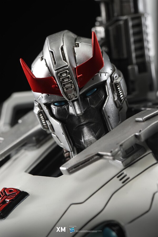Image Of XM STUDIOS Prowl 110 Scale Statue  (4 of 31)