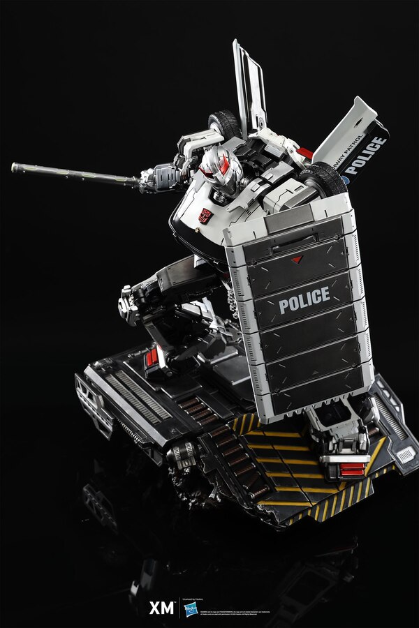 Image Of XM STUDIOS Prowl 110 Scale Statue  (8 of 31)