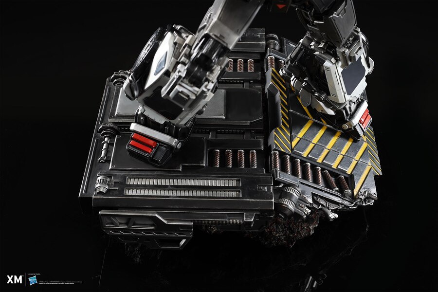 Image Of XM STUDIOS Prowl 110 Scale Statue  (14 of 31)