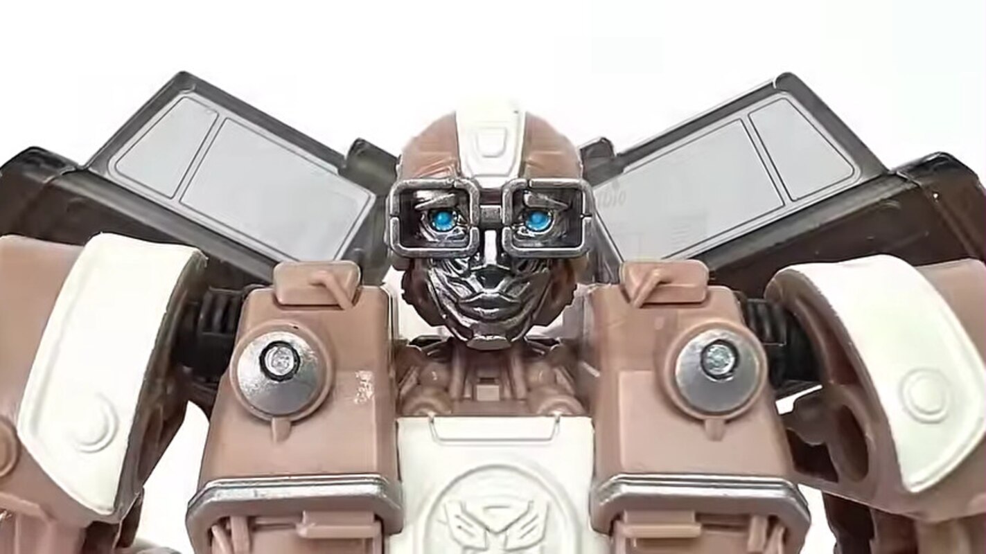 ROTB 108 Wheeljack In-Hand Images & Video for Transformers Studio Series Deluxe Class