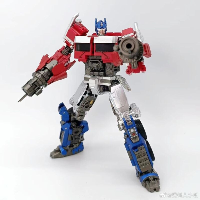 Baiwei TW-1030 (SS-102 Optimus Prime) Updated Mold and Paint Version Rolls Out 