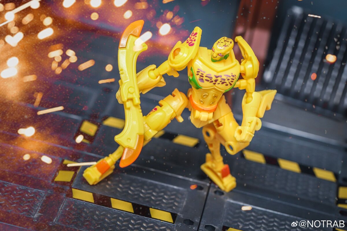 Core Beast Machines Cheetor In-Hand Images from Legacy United Wave 2